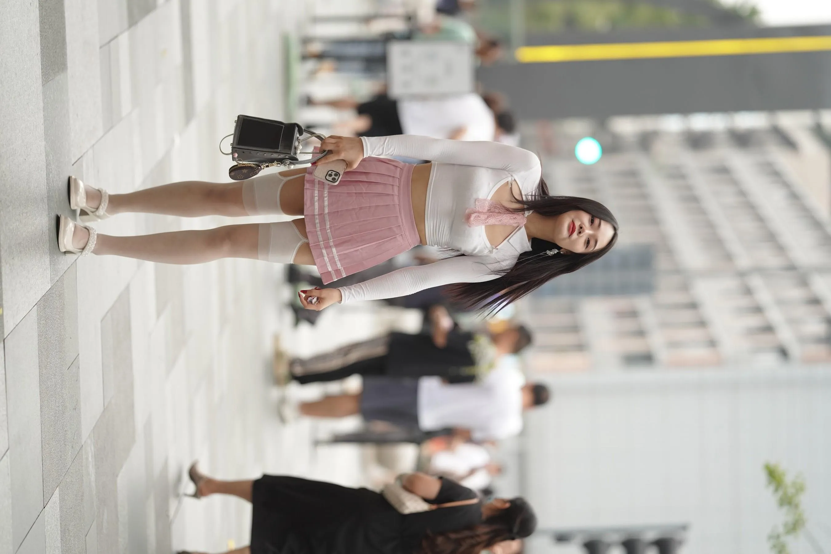 魔镜街拍 NO.161 街拍白丝吊带袜美女 [109P]插图5